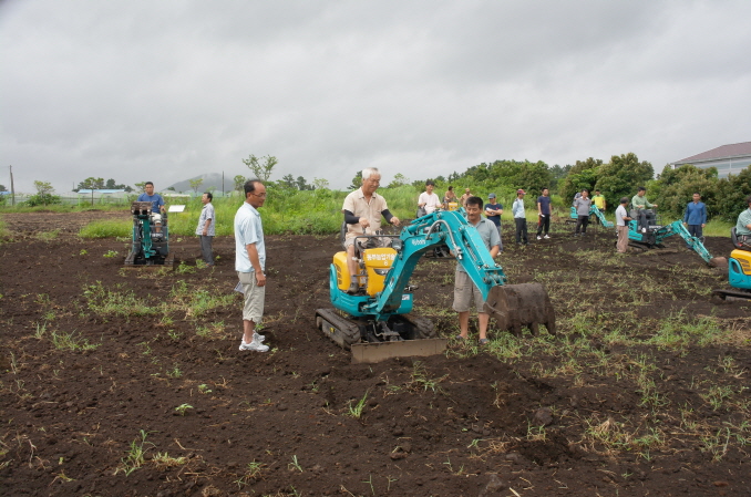 농용굴삭기 현장이용기술 교육실시